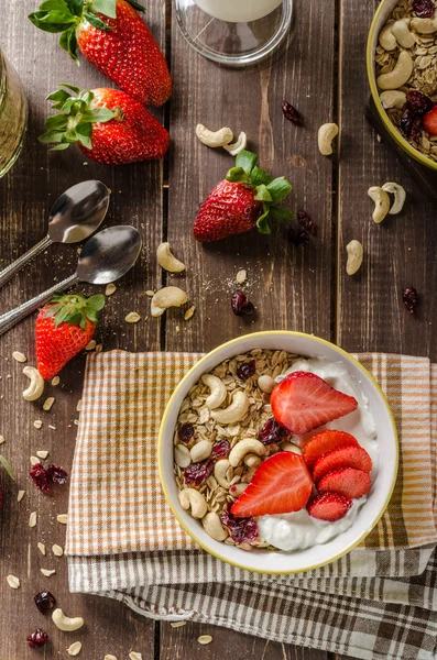 Zabliszt, joghurt, friss strawberrie és dió — Stock Fotó