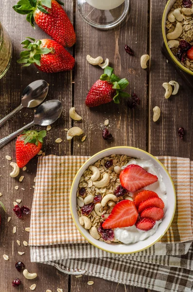 Farine d'avoine au yaourt, fraise fraîche et noix — Photo