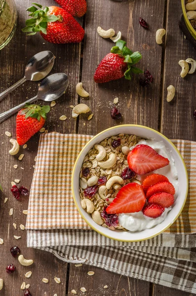 Havregrynsgröt med yoghurt, färska strawberrie och nötter — Stockfoto