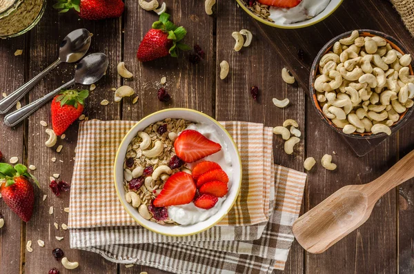 Harina de avena con yogur, fresa fresca y nueces — Foto de Stock