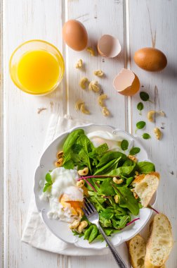 Sahanda yumurta ile kuzu marul salatası