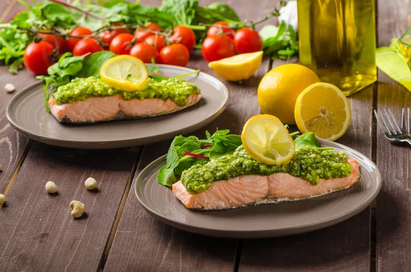 Salmão cozido no vapor com pesto — Fotografia de Stock