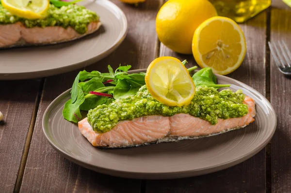 Gestoomde zalm met pesto — Stockfoto