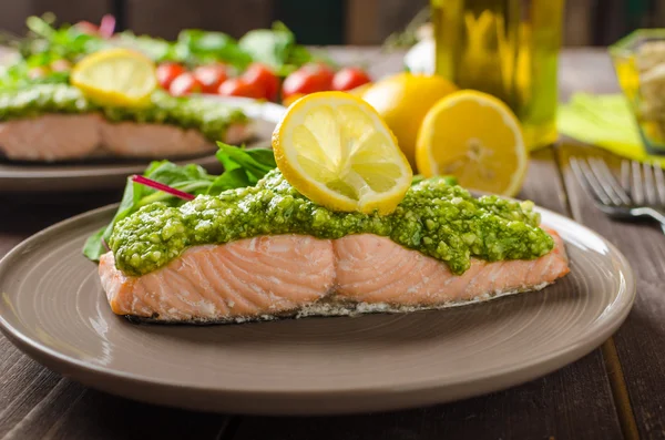 Salmão cozido no vapor com pesto — Fotografia de Stock