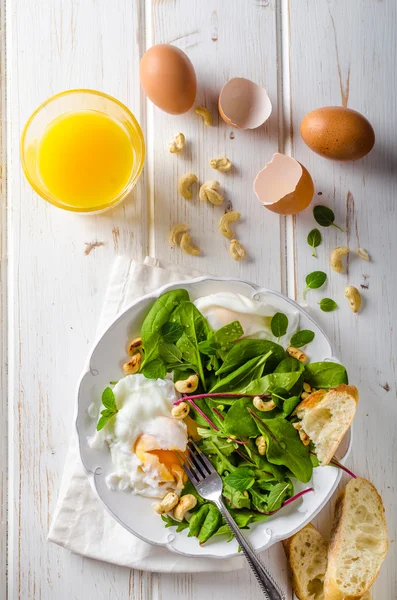 Insalata di lattuga di agnello con uovo fritto — Foto Stock