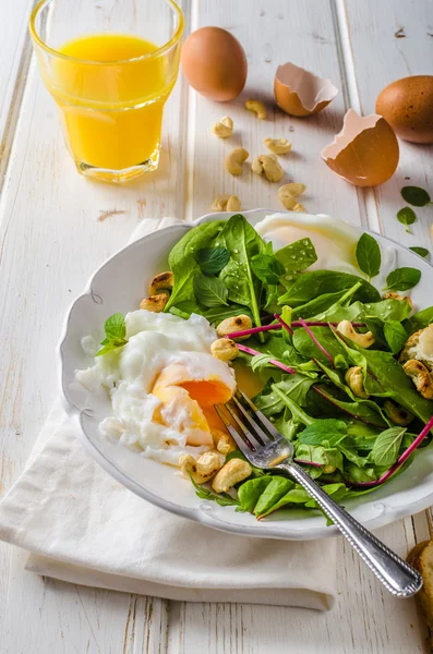 Lam sla salade met gebakken ei — Stockfoto