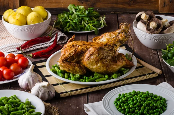 Frango grelhado com vinho e batatas — Fotografia de Stock