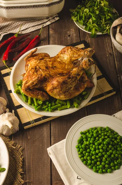 Frango grelhado com vinho e batatas — Fotografia de Stock