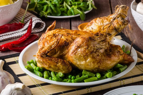 Gegrilltes Hühnchen mit Wein und Kartoffeln — Stockfoto