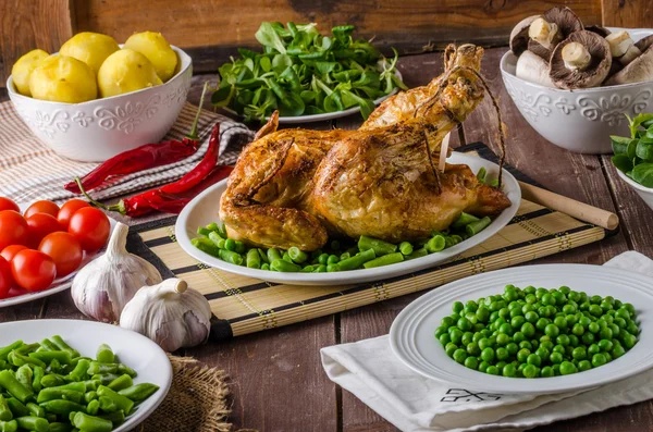 Pollo a la parrilla con vino y patatas — Foto de Stock