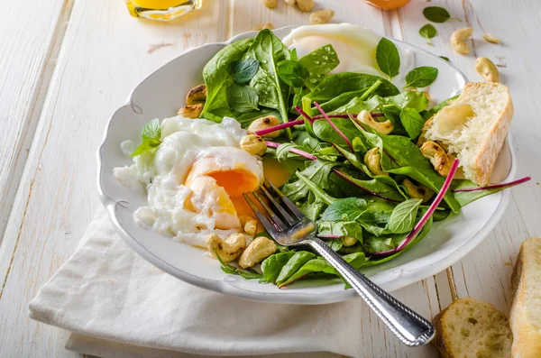 Ensalada de lechuga de cordero con huevo frito —  Fotos de Stock