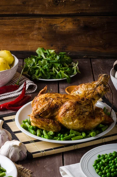 Ayam panggang dengan anggur dan kentang — Stok Foto