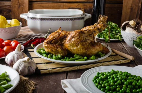 Frango grelhado com vinho e batatas — Fotografia de Stock