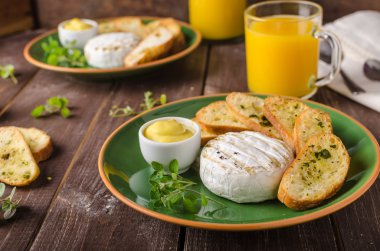 Tost ve suyu ile ızgara peyniri