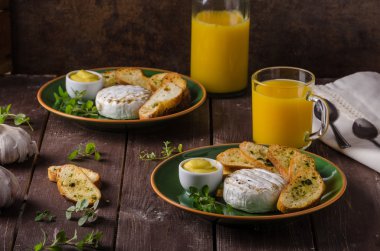 Tost ve suyu ile ızgara peyniri