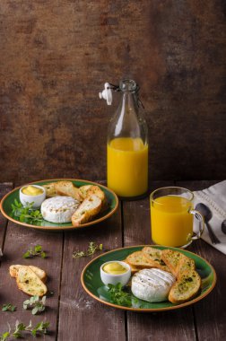 Tost ve suyu ile ızgara peyniri