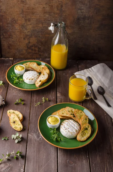 Grillad camembert med toast och juice — Stockfoto