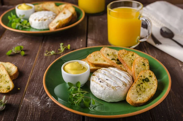 Tost ve suyu ile ızgara peyniri — Stok fotoğraf
