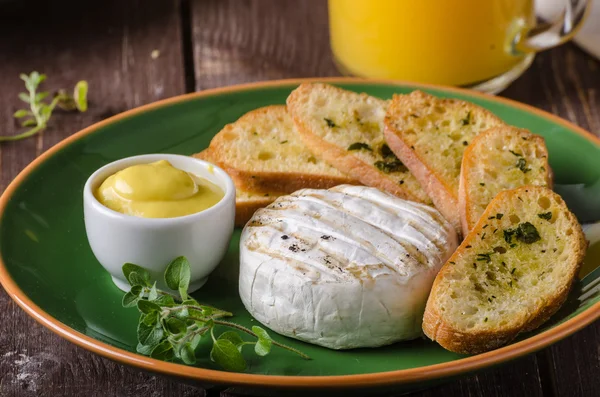 Grillad camembert med toast och juice — Stockfoto