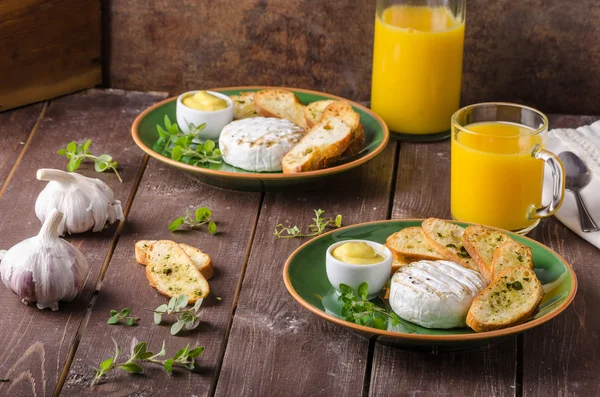 Camembert a la parrilla con tostadas y jugo — Foto de Stock