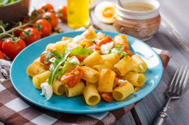 Rigatoni pasta mozzarella ve domates ile