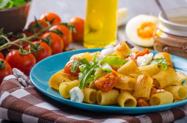 Rigatoni pasta mozzarella ve domates ile