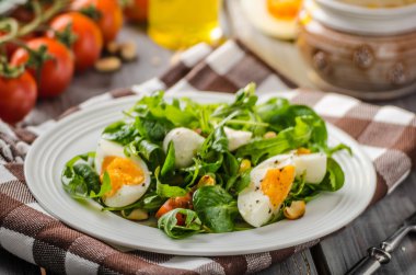 Kuzu marul salatası yumurta