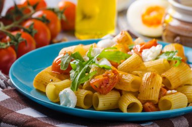 Rigatoni pasta mozzarella ve domates ile