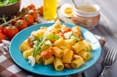 Rigatoni pasta mozzarella ve domates ile