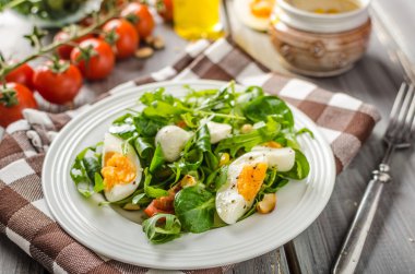 Kuzu marul salatası yumurta