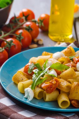 Rigatoni pasta mozzarella ve domates ile