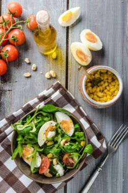 Kuzu marul salatası yumurta