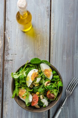 Kuzu marul salatası yumurta