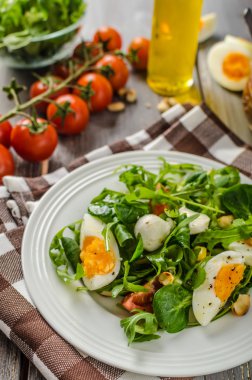 Kuzu marul salatası yumurta