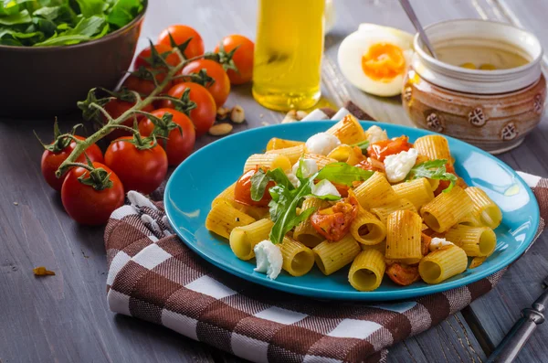 Rigatoni pasta with mozzarella and tomato — Stock Photo, Image