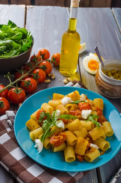 Rigatoni pasta met mozzarella en tomaat — Stockfoto