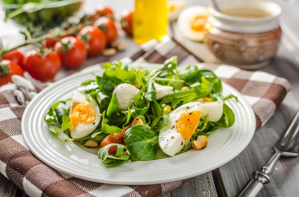 Ensalada de lechuga de cordero con huevos —  Fotos de Stock