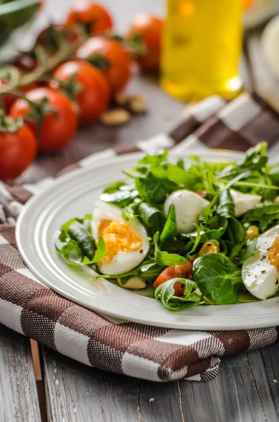 Feldsalat mit Eiern — Stockfoto