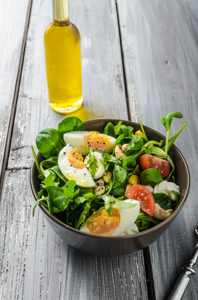 Ensalada de lechuga de cordero con huevos — Foto de Stock