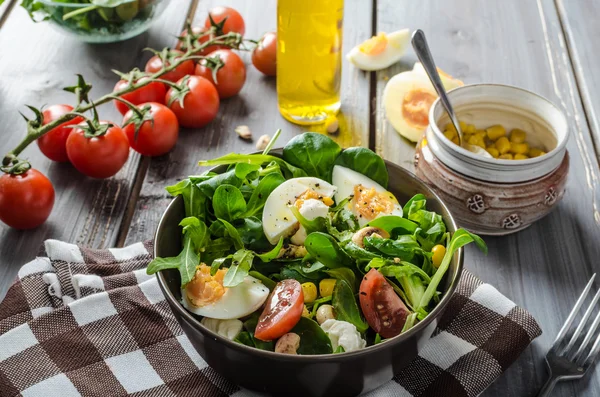 Салат из ягненка с яйцами — стоковое фото