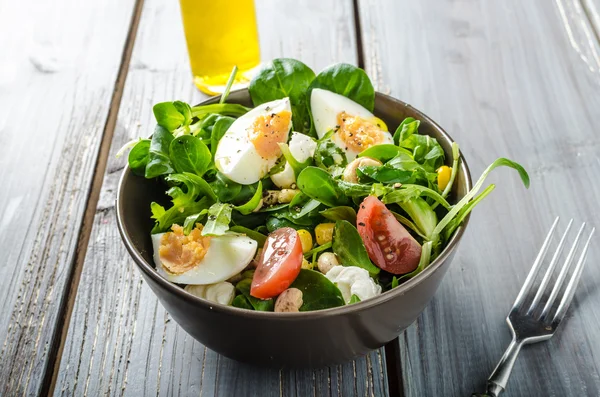 Feldsalat mit Eiern — Stockfoto