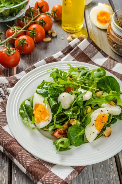 Ensalada de lechuga de cordero con huevos —  Fotos de Stock