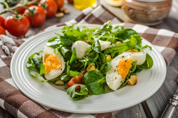 Салат из ягненка с яйцами — стоковое фото