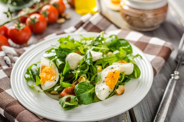 Ensalada de lechuga de cordero con huevos — Foto de Stock