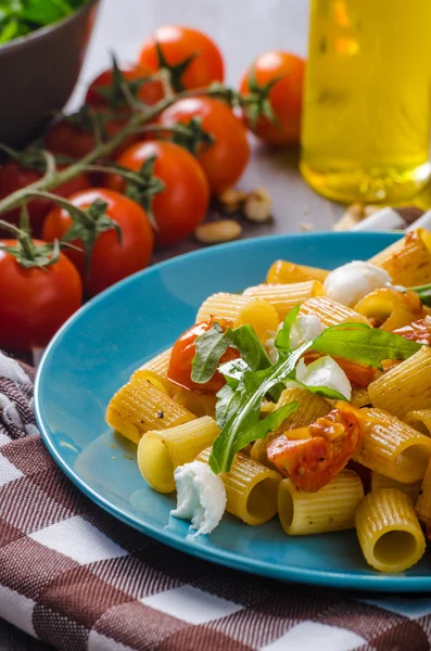 Rigatoni pasta con mozzarella y tomate — Foto de Stock