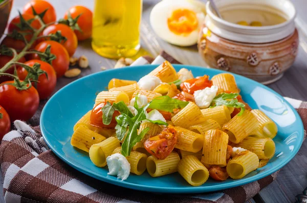 Rigatoni pasta con mozzarella y tomate — Foto de Stock