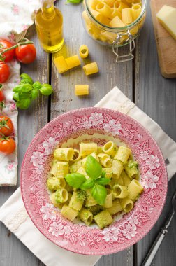 Rigatoni pesto ile