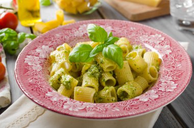 Rigatoni pesto ile