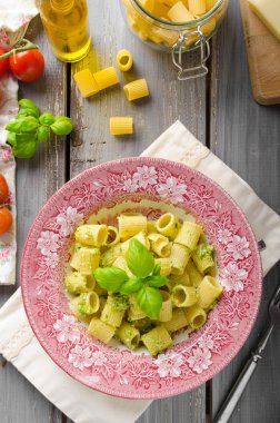 Rigatoni pesto ile