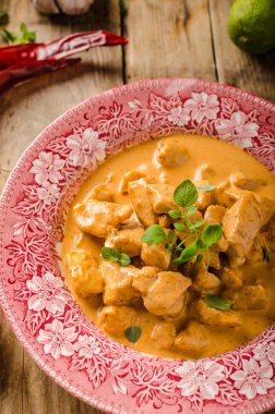 Otlar ile tavuk köri